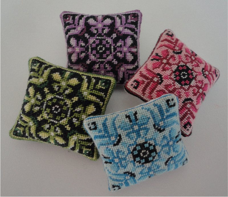 Coussins brodés sur gaze de soie