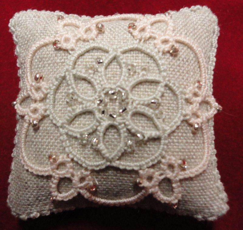 Coussin en lin et frivolité
