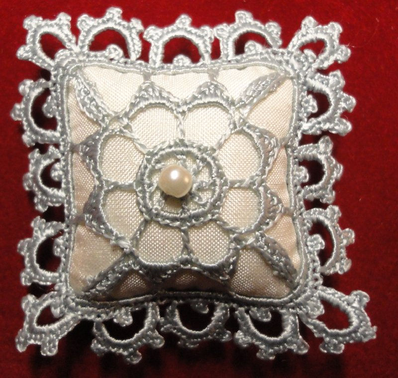 Coussin en soie au crochet mordoré