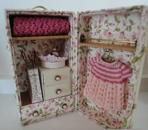 Malle-armoire rose ouverte