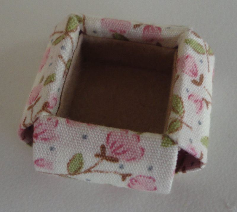 Boîte-corbeille rose