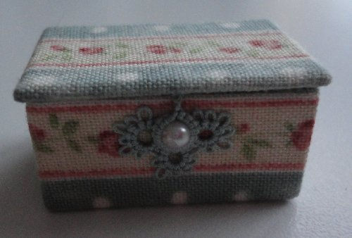 Boîte à couture bleue ancienne