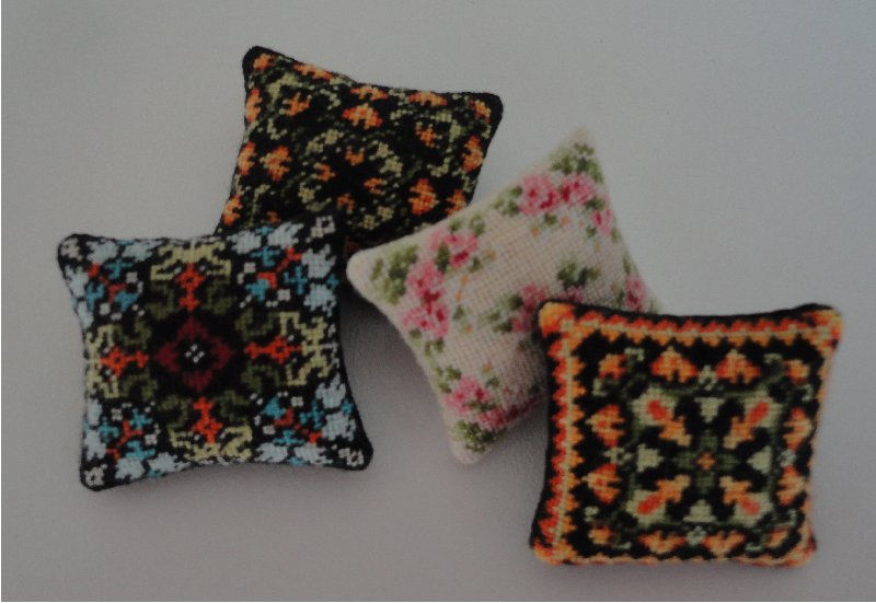 Coussins brodés sur gaze de soie