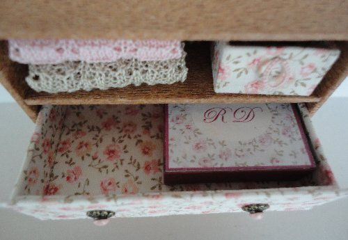Commode rose ouverte