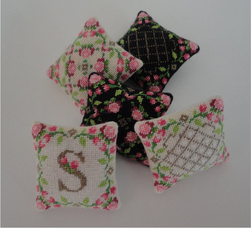 Coussins brodés sur gaze de soie