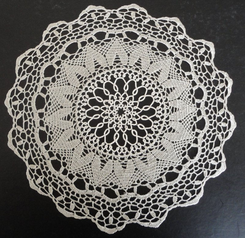 Nappe ronde avec centre en frivolité
