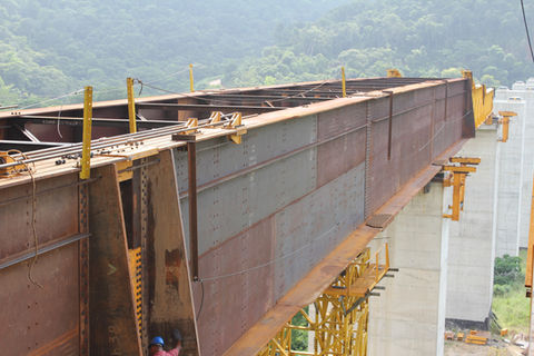 Steel vehicular bridge assembled by Preacero in urban area
