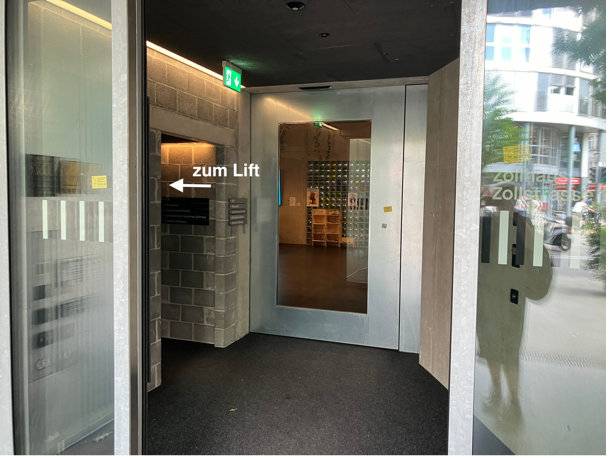 Haupteingang Zollhaus 121 mit ausgeschildertem Zugang zum Lift