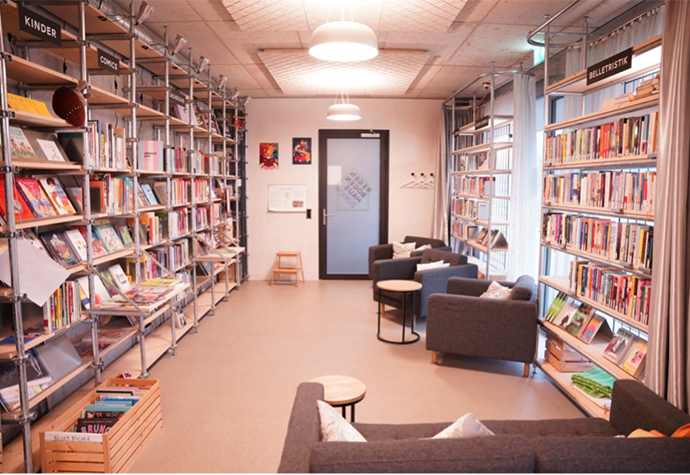 House of Books mit Bibliothek und Sesseln.