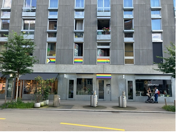Blick von der Zollstrasse auf den Eingang Zollstrasse 117