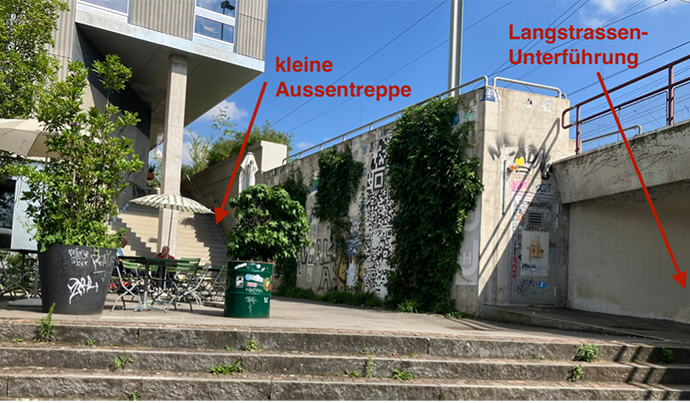 Aussentreppe vom Zollhaus 121 fotografiert von der Strasse aus.