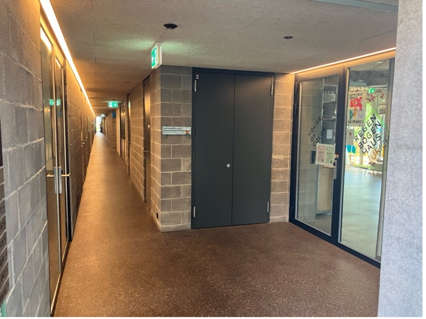 Blick in den Gang vom Zollhaus 117 mit dem Eingang zum Regenbogenhaus auf der rechten Seite