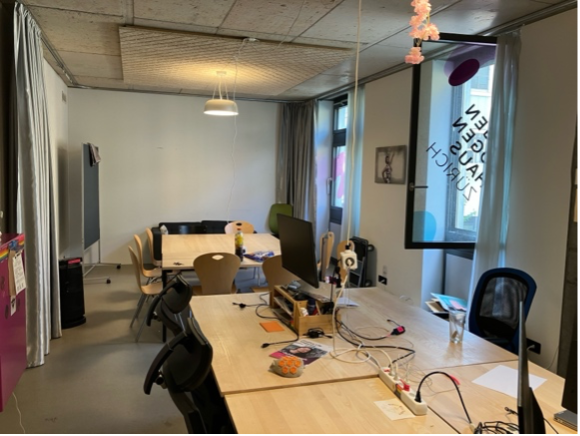 Innenansicht vom House of Love mit Arbeitsplätzen