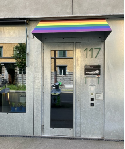 Eingangstüre zum Regenbogenhaus bei der Zollstrasse 117 von der Strasse aus.