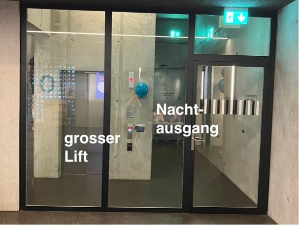 Innenblick auf Lift und Nachtausgang vom Zollhaus 121 mit Beschriftung