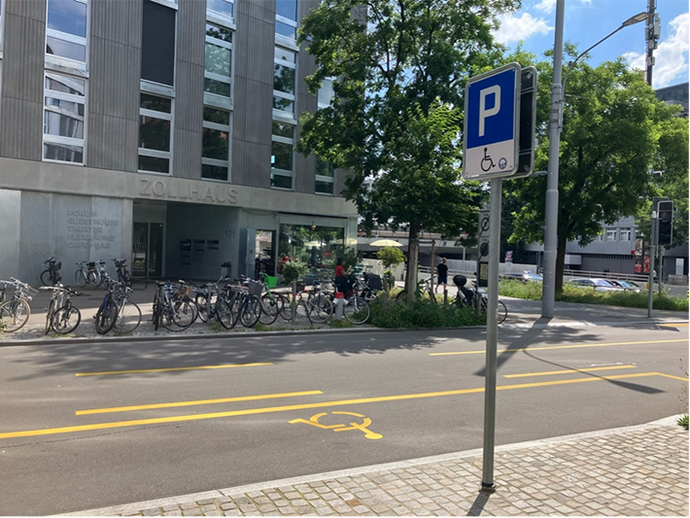 Rollstuhlgerechter Parkplat mit Schild