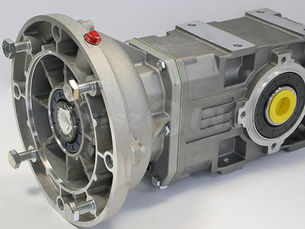 High-torque drive for small pellet mills