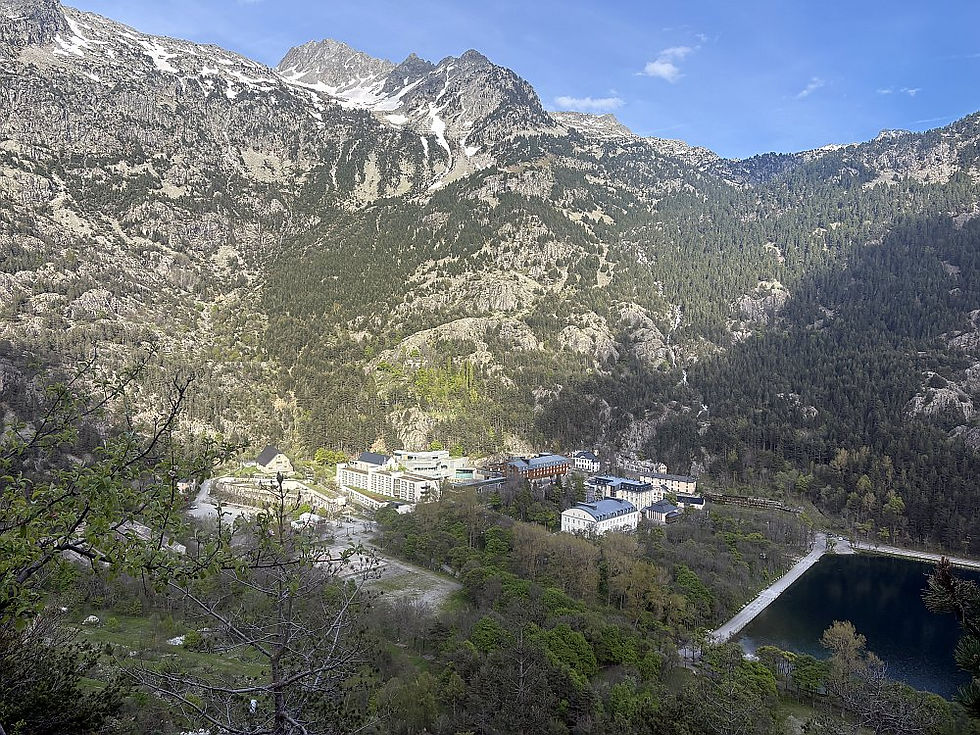 El Balneario de Panticosa, situado a más de 1.600 metros de altitud, se integra en un entorno natural privilegiado, puerta de entrada a algunas de las rutas más espectaculares del Valle de Tena.
