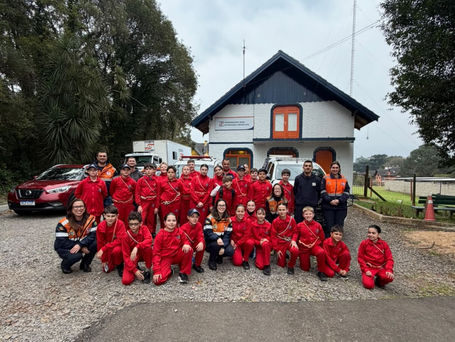 Defesa Civil recebe visita dos alunos do Projeto Bombeiros Mirins de Gramado