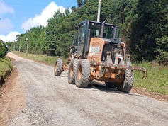 Estradas do interior de Canela recebem patrolamento para melhorar a trafegabilidade