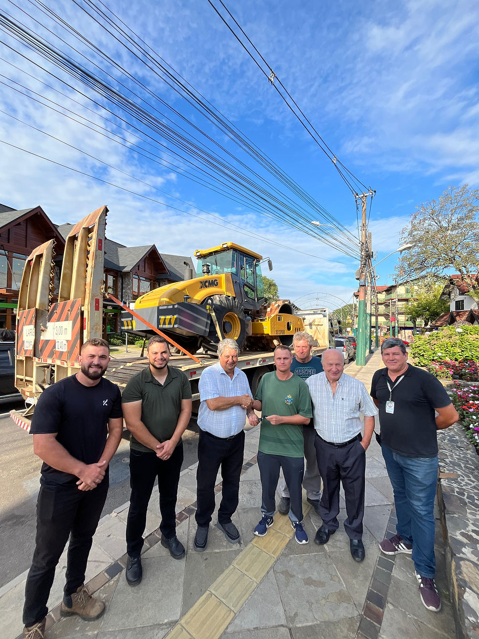 Gramado recebe novo rolo compactador para trabalhos de manutenção de estradas