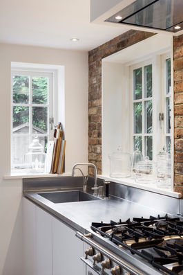 Bespoke luxury white kitchen by LIATE DESIGN with stainless steel worktop and range cooker in South Kensington.