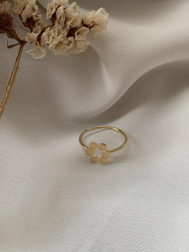 Aliança Flor em ouro 18k, coleção Mãe de Ouro, detalhe da flor, sobre tecido diáfano branco