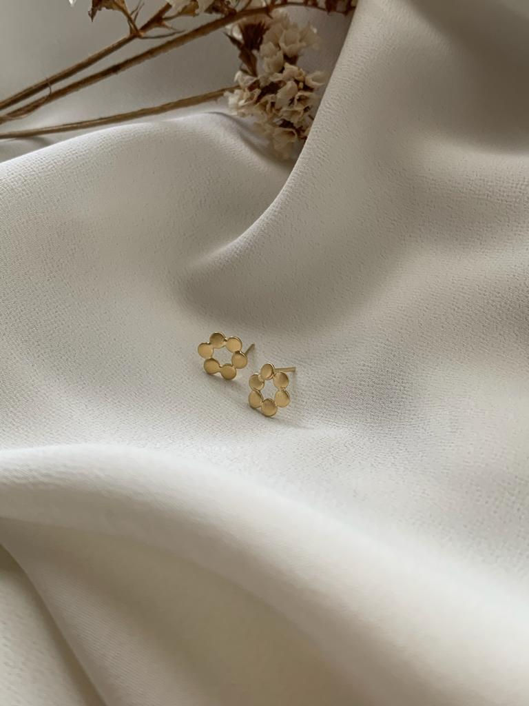 Brinco Flor em ouro 18k, coleção Mãe de Ouro, sobre tecido diáfano branco