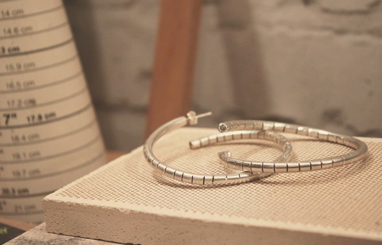 Thumbnail: Brinco Argola Traços em Ouro 18k