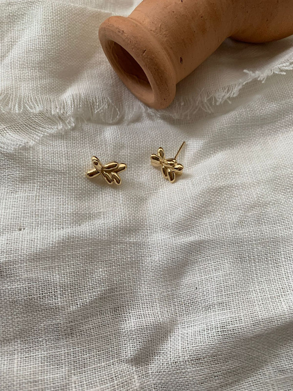 Brinco Arroz dourado sobre tecido diafano