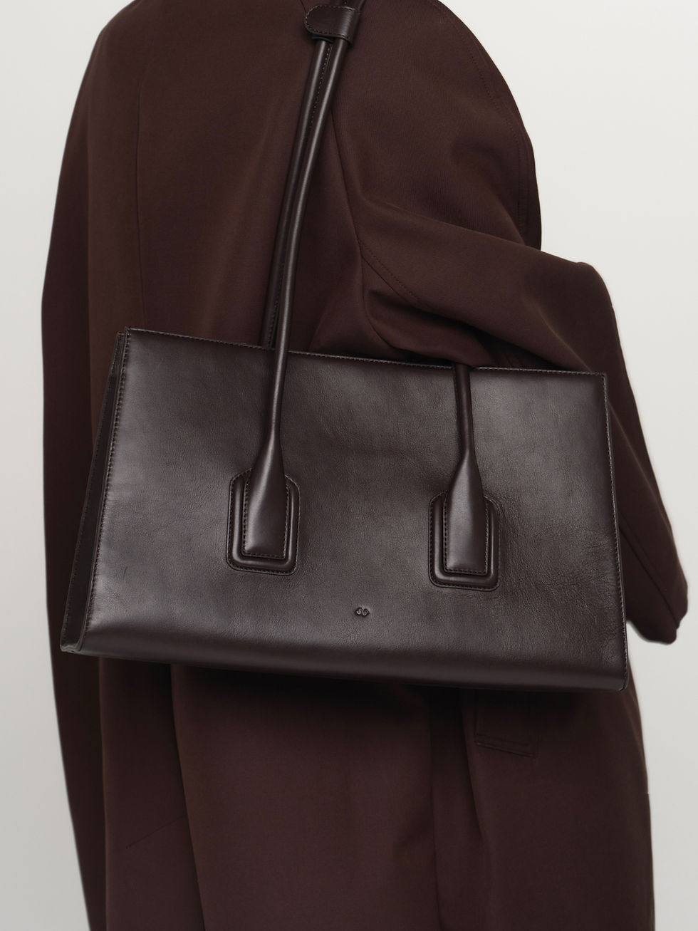 MATEO Australian leather tote bag in chocolate, on body view.