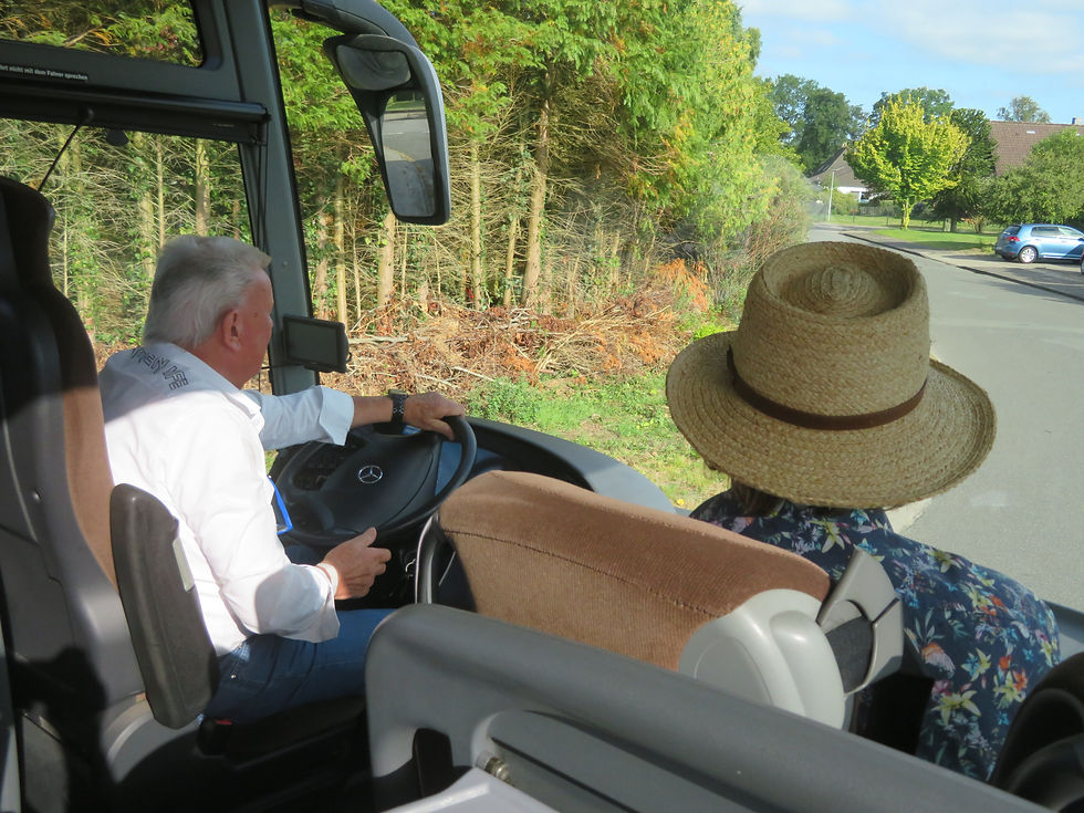 Der Busfahrer und Frank Jakobs "Der Mann mit Hut" im Bus (Bild: Jan-Paul Weber)