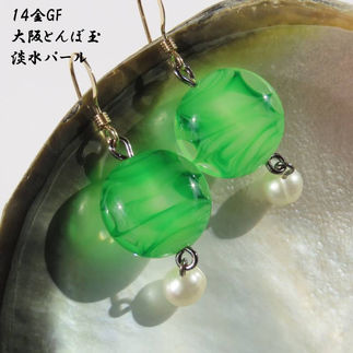 緑のトンボ玉ピアス
