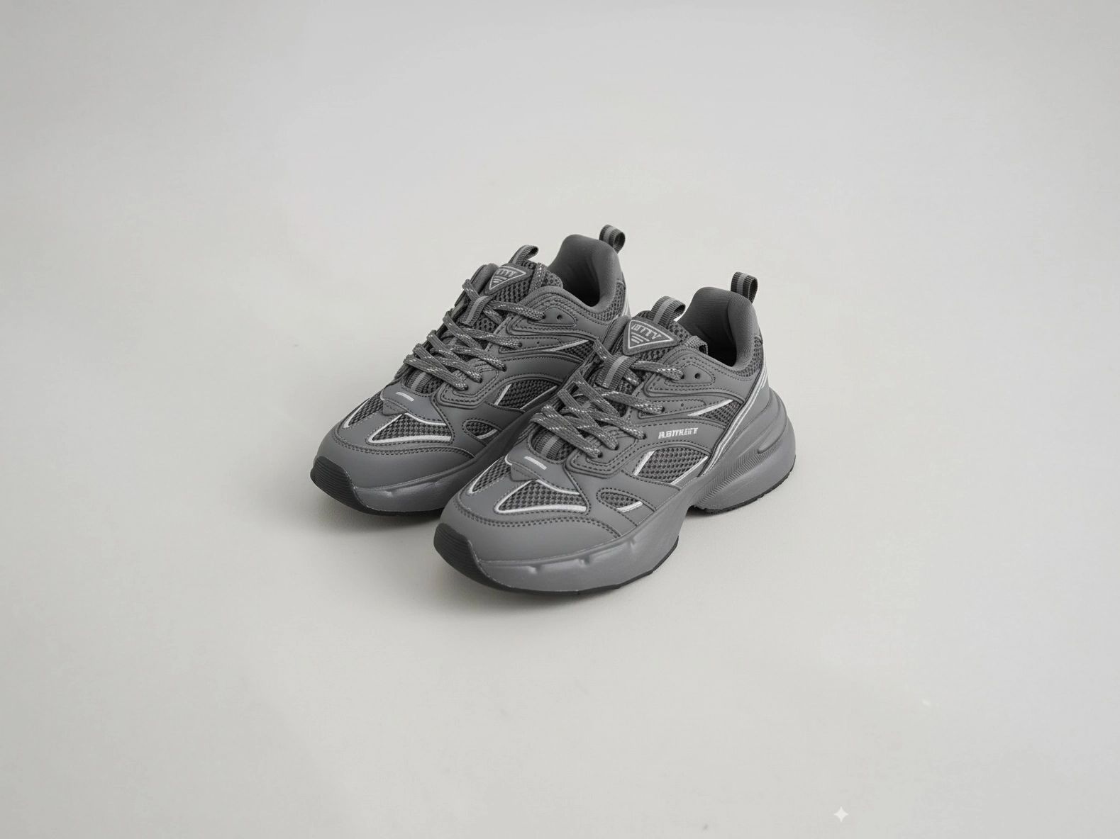 KI-generiertes Bild von Produktfotografie mit zwei identischen Sneakers; zeigt Herausforderungen beim Erkennen gefälschter Produktbilder im E-Commerce.