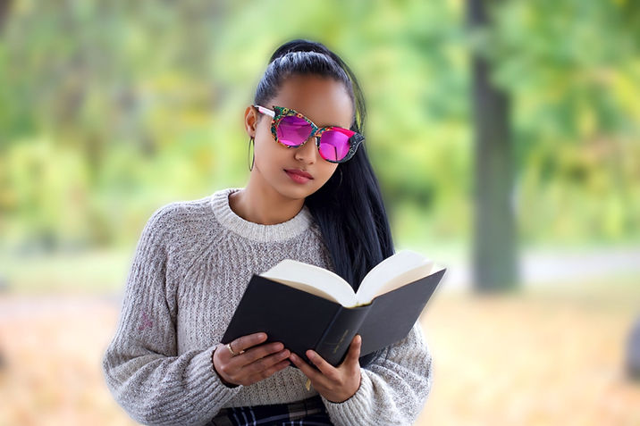 femme qui lit un livre