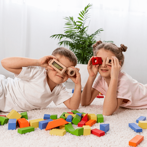 Τα παιδιά παίζουν με παιχνίδια κάρτες κουίζ Pioni Games