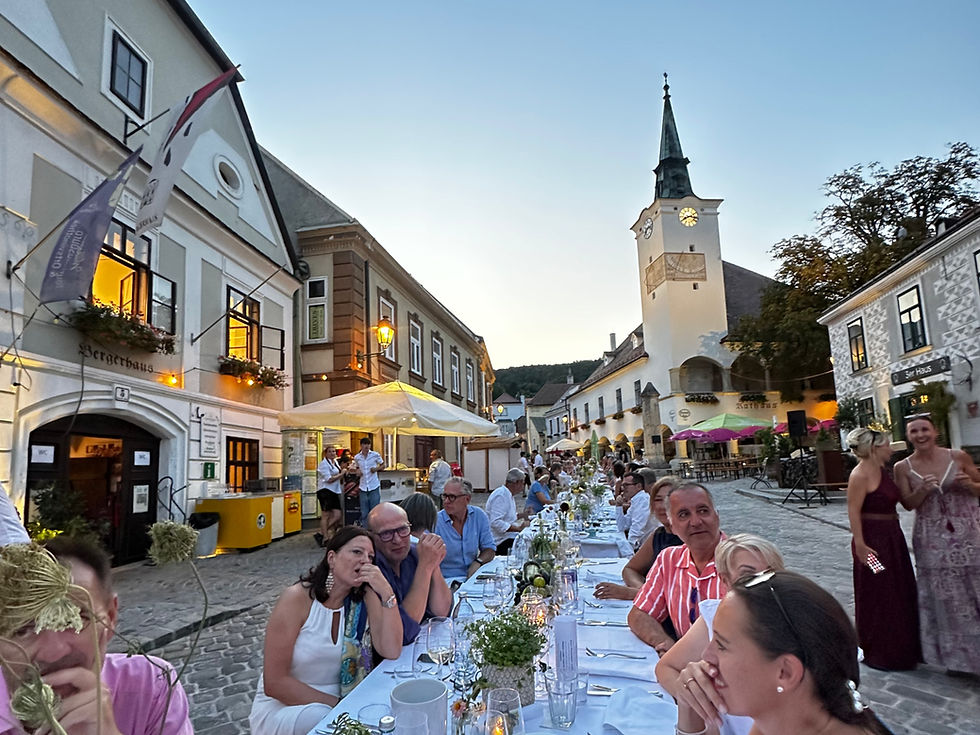 Menschen sitzen gemeinsam am Tisch
