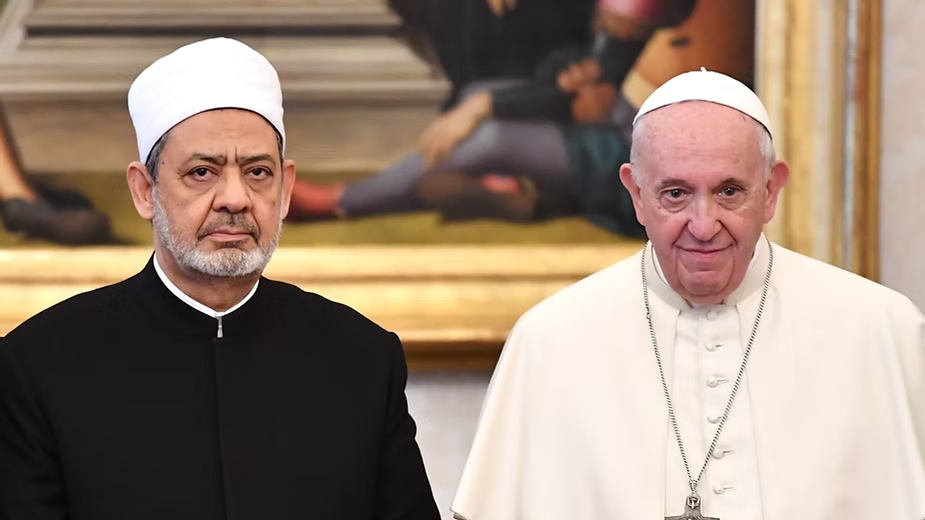 Papap Francesco con il Grande Imam di Al-Azhar, Ahmed al-Tayyeb in occasione della firma del Documento sulla Fratellanza Umana