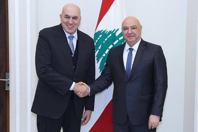 Il ministro della Difesa, Guido Crosetto, con il presidente libanese Josepf Aoun