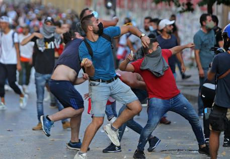 Beirut – Manifestanti forzano l'area del Parlamento