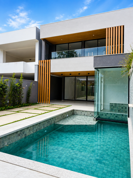 R$3.700.000,00 - BARRA DA TIJUCA/ RIOMAR II – CASA EM CONDOMÍNIO COM 350 m², COM 04 SUÍTES E VAGAS