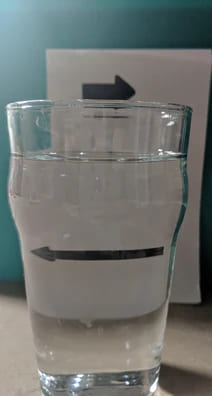Verre d'eau devant une flèche