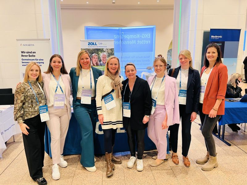 Alexandra Wilde und Tanja Köllner (Mitte v.l.n.r.) freuten sich im Rahmen des Kongresses über den Erfahrungsaustausch mit anderen PAs und Beteiligten (Bild: Sana Kliniken Lübeck)*