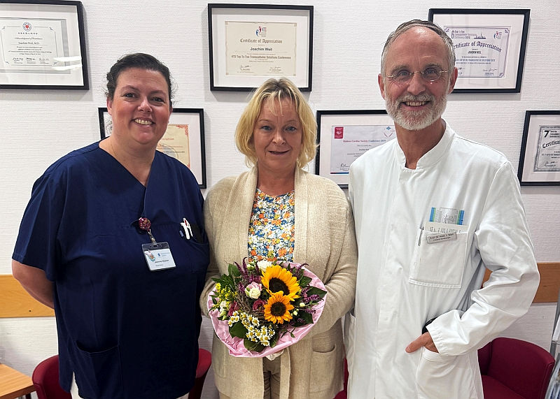 Chefarzt Prof. Joachim Weil und Study Nurse Jeannine Stephan freuen sich über das Wiedersehen mit ihrer Patientin (Bild: Sana Kliniken Lübeck)*