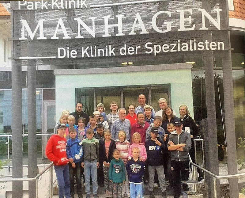 Gruppenbild vor der Augenklinik der Klinik Manhagen. Manhagen Ärzte/innen und ehrenamtlichen Helfer/innen aus dem Verein Pryvit. In der Mitte die ukrainischen Kinder (Bild: Klinik Manhagen/pryvit)