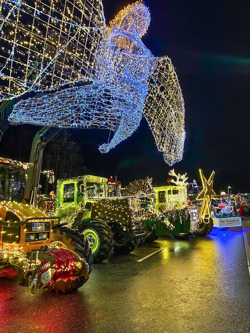 Weihnachtlich geschmückte und hell beleuchtete Trecker der Spendenaktion „Wir bringen euch zum Strahlen“ (Bild: UKSH)