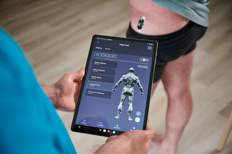 EMG – Sensor an der Hüfte eines Patienten – visuelles Feedback zur Muskelanspannung (Bild: Klinik Manhagen)
