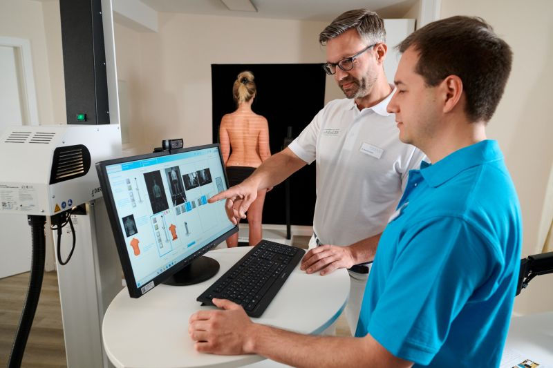 Dr. Sven-Gunnar Laabs, Ärztliche Leitung Physikalische Therapie und Marcel Petersen, Sportwissenschaftler, im Mobility Lab der Klinik Manhagen. Berührungslose und strahlenfreie Vermessung von Wirbelsäule, Becken, Gangbild sowie die gesamte Körperhaltung (Bild: Klinik Manhagen)