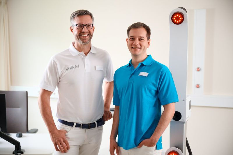Dr. Sven-Gunnar Laabs, Ärztliche Leitung Physikalische Therapie und Marcel Petersen, Sportwissenschaftler, im Mobility Lab der Klinik Manhagen (Bild: Klinik Manhagen)