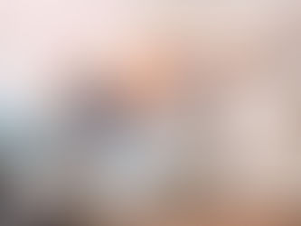 אישה ממתינה לביקה גניקולוגית על כסא גניקולוגי